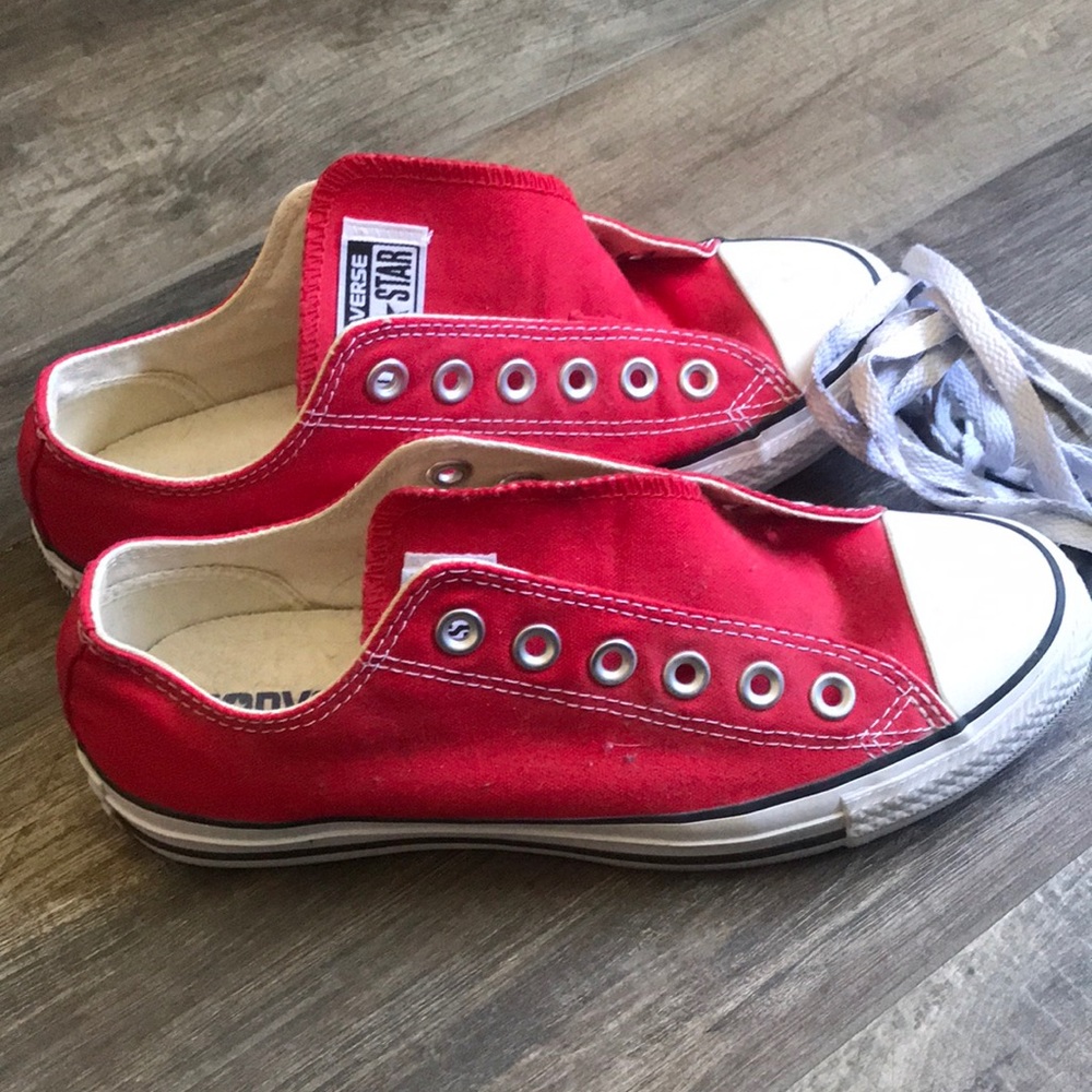 EUC - Red Converse Chuck Taylor’s - Size 7